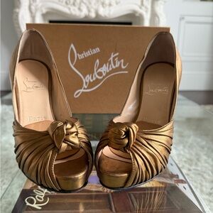 Christian Louboutin lady Gres, peep toe heel. Golden bronze. Beautiful!!!